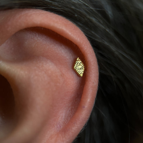 Titanium rhombus textured labret stud