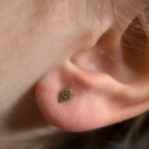 Titanium rhombus textured labret stud